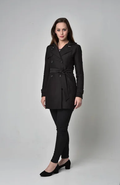 Pełna Długość Portret Brunetka Girl Ubrany Długi Czarny Płaszcz Pozie — Zdjęcie stockowe
