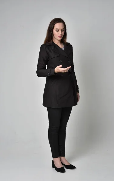 Ganzkörperporträt Eines Brünetten Mädchens Das Einen Langen Schwarzen Mantel Trägt — Stockfoto