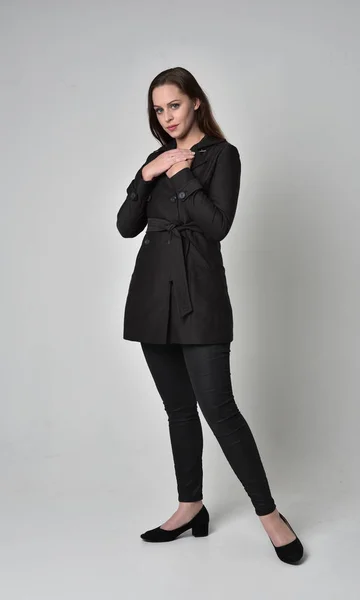 Retrato Longitud Completa Una Chica Morena Con Abrigo Largo Negro — Foto de Stock
