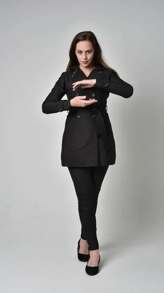 Pełna Długość Portret Brunetka Girl Ubrany Długi Czarny Płaszcz Pozie — Zdjęcie stockowe