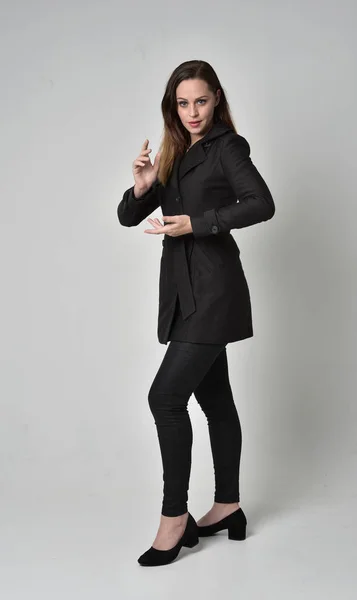 Teljes Hossza Portré Egy Barna Lány Visel Hosszú Fekete Kabát — Stock Fotó