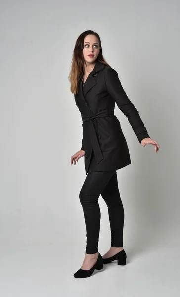 Celé Délce Portrét Bruneta Dívka Která Nosí Dlouhý Černý Kabát — Stock fotografie