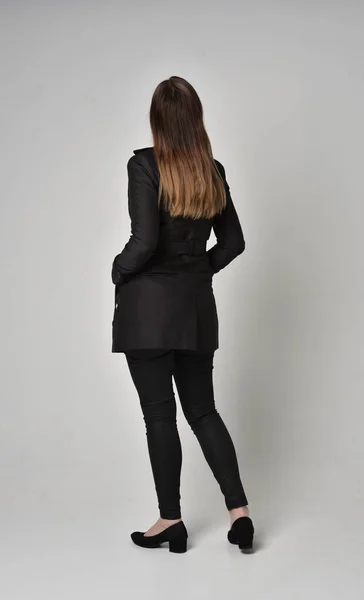 Ganzkörperporträt Eines Brünetten Mädchens Mit Langem Schwarzen Mantel Das Mit — Stockfoto