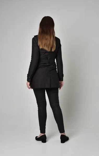 Pełna Długość Portret Brunetka Girl Ubrany Długi Czarny Płaszcz Stojący — Zdjęcie stockowe