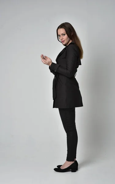 Teljes Hossza Portré Egy Barna Lány Visel Hosszú Fekete Kabát — Stock Fotó