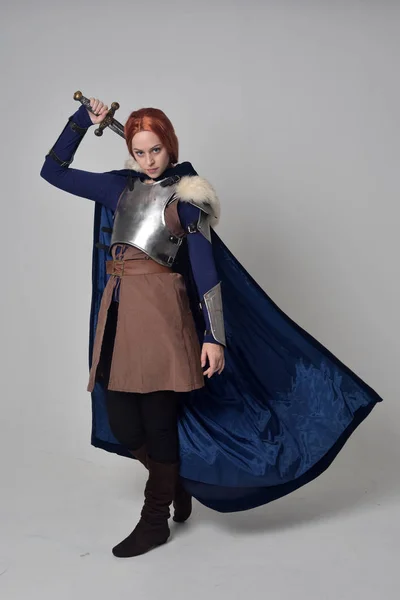 Ortaçağ Savaşçı Kostüm Mavi Kadife Pelerin Çelik Zırh Ayakta Poz — Stok fotoğraf
