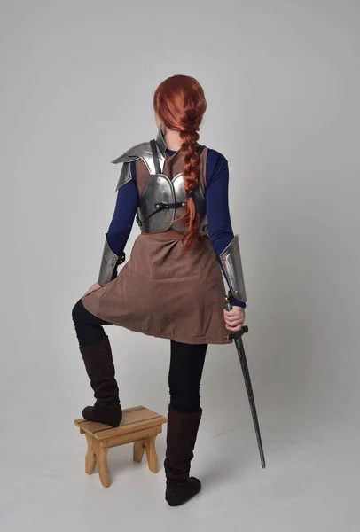 Tam Uzunlukta Bir Kılıç Tutan Ortaçağ Savaşçı Kostüm Çelik Zırh — Stok fotoğraf