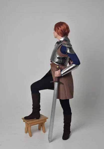 Ganzkörperporträt Eines Rothaarigen Mädchens Mittelalterlichem Kriegerkostüm Und Stahlrüstung Das Ein — Stockfoto