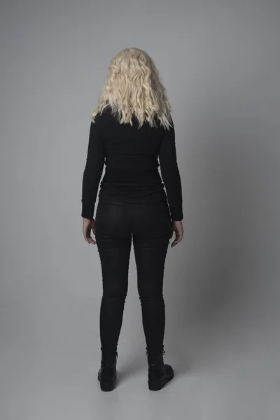 Retrato Longitud Completa Una Chica Rubia Con Chaqueta Pantalones Negros —  Fotos de Stock