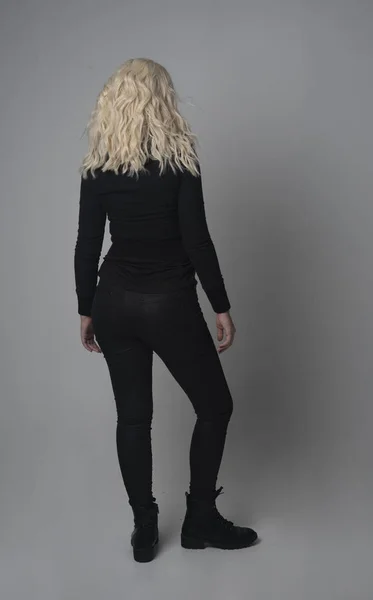 Portrait Complet Une Fille Blonde Vêtue Une Veste Pantalon Noirs — Photo