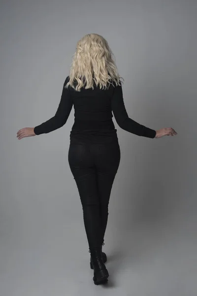 Volledige Lengte Portret Van Een Blond Meisje Dragen Moderne Zwarte — Stockfoto