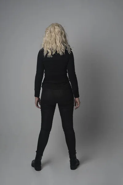 Celé Délce Portrét Blondýnka Nosí Moderní Černá Bunda Kalhoty Stojící — Stock fotografie
