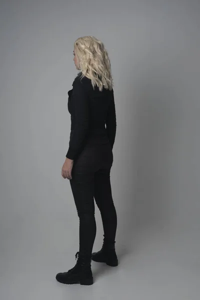 Celé Délce Portrét Blondýnka Nosí Moderní Černá Bunda Kalhoty Stojící — Stock fotografie