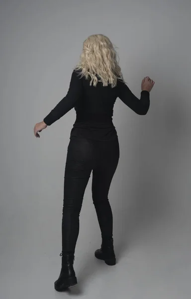 Portrait Complet Une Fille Blonde Vêtue Une Veste Pantalon Noirs — Photo