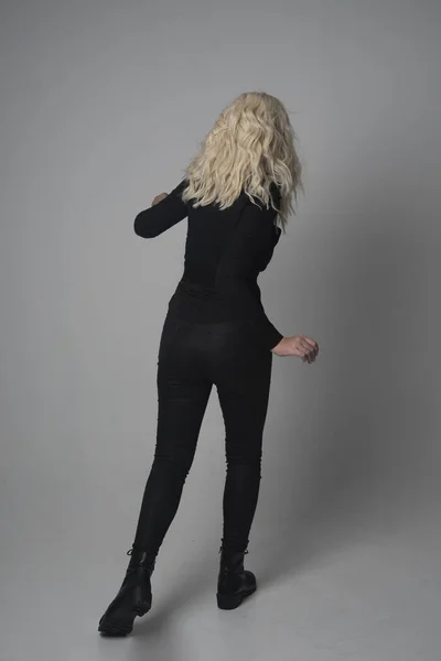 Modern Siyah Ceket Pantolon Giyen Bir Sarışın Kız Ayakta Poz — Stok fotoğraf
