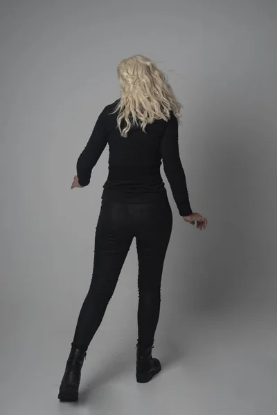 Portrait Complet Une Fille Blonde Vêtue Une Veste Pantalon Noirs — Photo