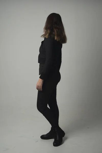Retrato Larga Duración Una Chica Morena Con Chaqueta Pantalones Negros — Foto de Stock