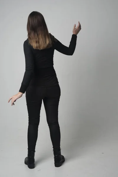 Retrato Larga Duración Una Chica Morena Con Chaqueta Pantalones Negros — Foto de Stock
