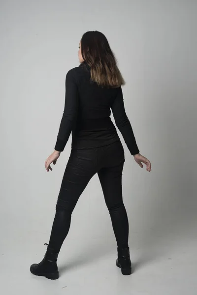 Modern Siyah Ceket Pantolon Giyen Bir Esmer Kız Kameranın Arkasında — Stok fotoğraf