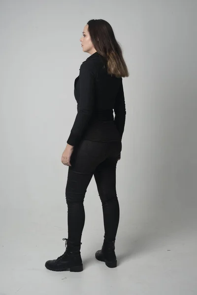 Portrait Complet Une Fille Brune Vêtue Une Veste Pantalon Noirs — Photo