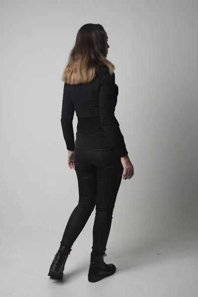 Portrait Complet Une Fille Brune Vêtue Une Veste Pantalon Noirs — Photo