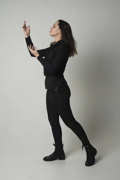 Volledige Lengte Portret Van Een Brunette Meisje Dragen Moderne Zwarte — Stockfoto