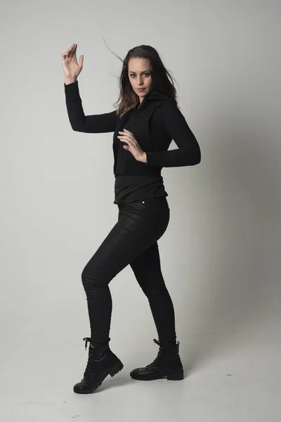 Celé Délce Portrét Bruneta Dívky Nosí Moderní Černá Bunda Kalhoty — Stock fotografie