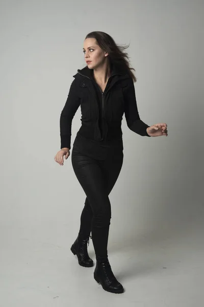 Ganzkörperporträt Eines Brünetten Mädchens Moderner Schwarzer Jacke Und Hose Stehend — Stockfoto