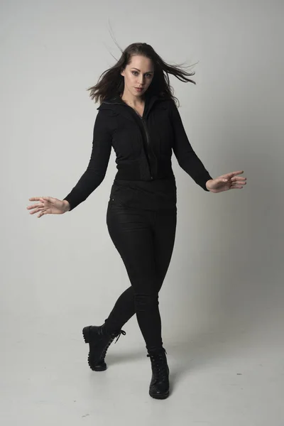 Portrait Complet Une Fille Brune Portant Une Veste Pantalon Noirs — Photo