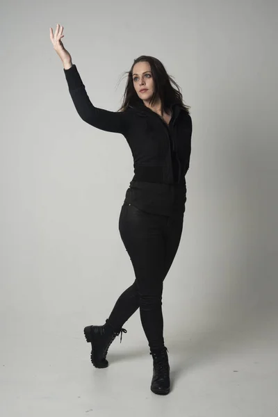 Portrait Complet Une Fille Brune Portant Une Veste Pantalon Noirs — Photo