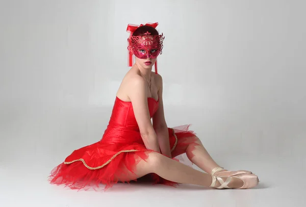 Retrato Cuerpo Entero Una Niña Vestida Con Traje Bailarina Roja —  Fotos de Stock