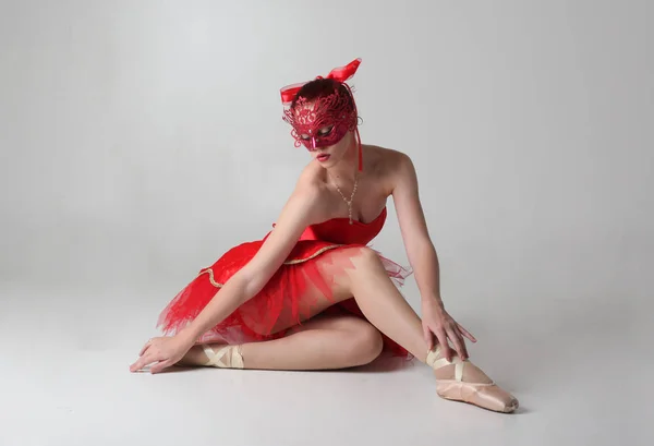 Retrato Cuerpo Entero Una Niña Vestida Con Traje Bailarina Roja —  Fotos de Stock
