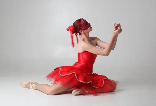 Ganzkörperporträt Eines Mädchens Rotem Ballerinakostüm Und Maske Sitzende Pose Auf — Stockfoto