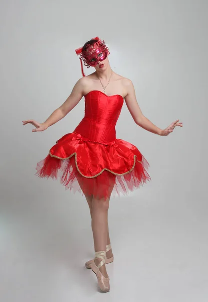 Portrait Pleine Longueur Fille Portant Tutu Ballerine Rouge Masque Pose — Photo