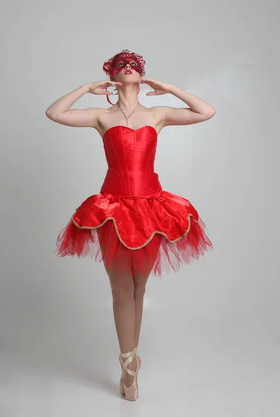 Volledige Lengte Portret Van Meisje Dragen Rode Ballerina Tutu Masker — Stockfoto