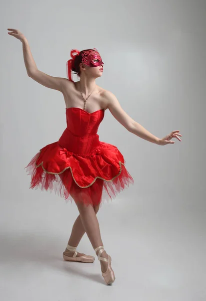 Pełnej Długości Portret Dziewczyny Ubrany Czerwone Baletnica Tutu Maski Taniec — Zdjęcie stockowe