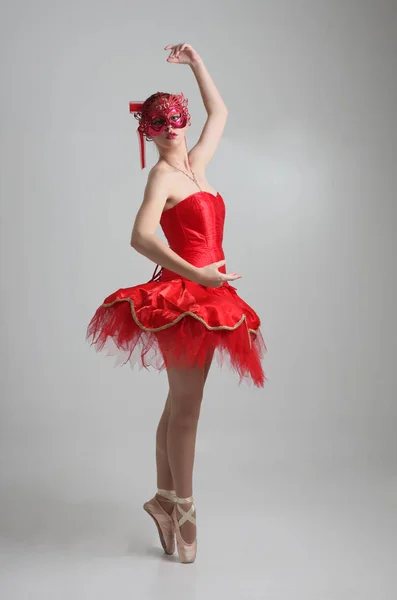 Volledige Lengte Portret Van Meisje Dragen Rode Ballerina Tutu Masker — Stockfoto