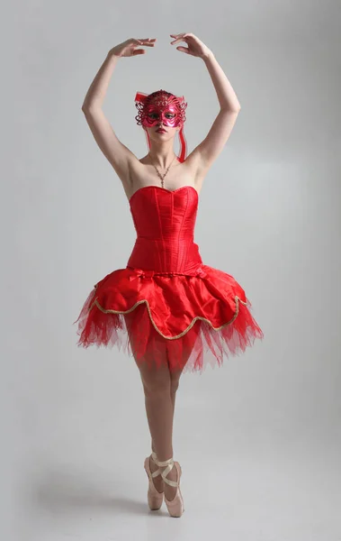 Volledige Lengte Portret Van Meisje Dragen Rode Ballerina Tutu Masker — Stockfoto