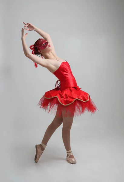 Pełnej Długości Portret Dziewczyny Ubrany Czerwone Baletnica Tutu Maski Taniec — Zdjęcie stockowe