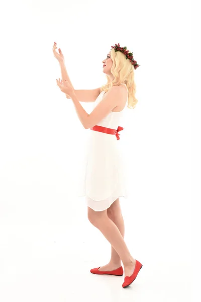 Портрет Блондинки Білій Сукні Квітковій Короні Позування Стоячи Тримає Червоний — стокове фото