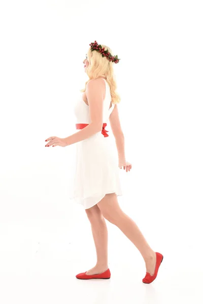 Retrato Longitud Completa Chica Rubia Con Vestido Blanco Corona Flores — Foto de Stock