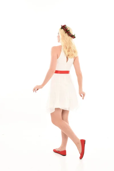 全长肖像金发女孩穿着白色礼服和花冠 站立姿势 拿着红色礼物 隔离在白色工作室背景 — 图库照片