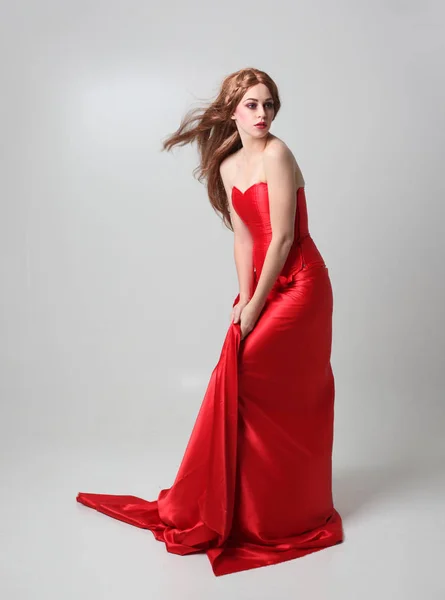 Retrato Comprimento Total Uma Menina Vestindo Vestido Seda Vermelho Longo — Fotografia de Stock