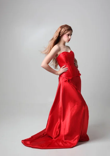 Retrato Longitud Completa Una Niña Con Vestido Largo Seda Roja —  Fotos de Stock