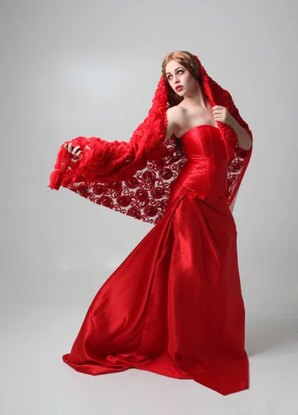 Портрет Дівчини Довгій Червоній Шовковій Сукні Стояча Поза Сірому Студійному — стокове фото