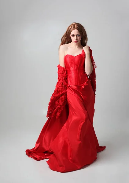 Ολόσωμο Πορτρέτο Ενός Κοριτσιού Φορώντας Ένα Μακρύ Κόκκινο Μεταξωτό Φόρεμα — Φωτογραφία Αρχείου