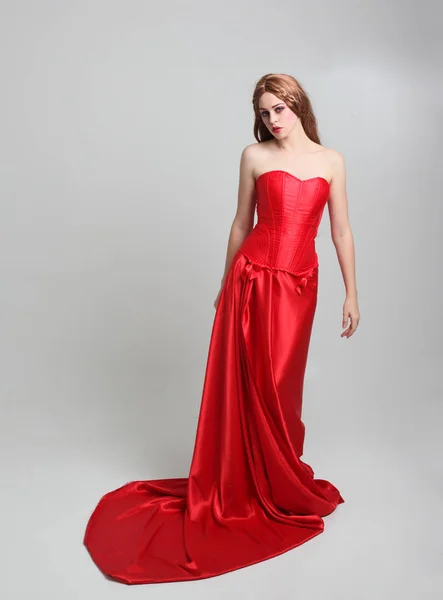 Uzun Kırmızı Ipek Gece Elbisesi Giyen Bir Kızın Tam Uzunlukta — Stok fotoğraf
