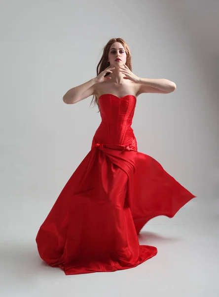 Ganzkörperporträt Eines Mädchens Einem Langen Roten Seidenkleid Das Vor Grauem — Stockfoto