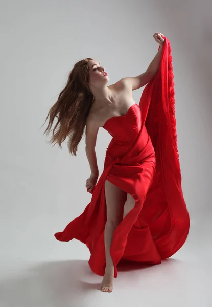 Ganzkörperporträt Eines Mädchens Einem Langen Roten Seidenkleid Das Vor Grauem — Stockfoto