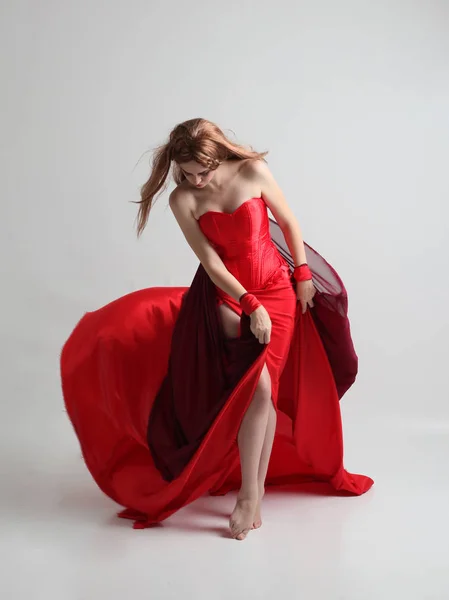 Retrato Longitud Completa Una Niña Con Vestido Largo Seda Roja —  Fotos de Stock